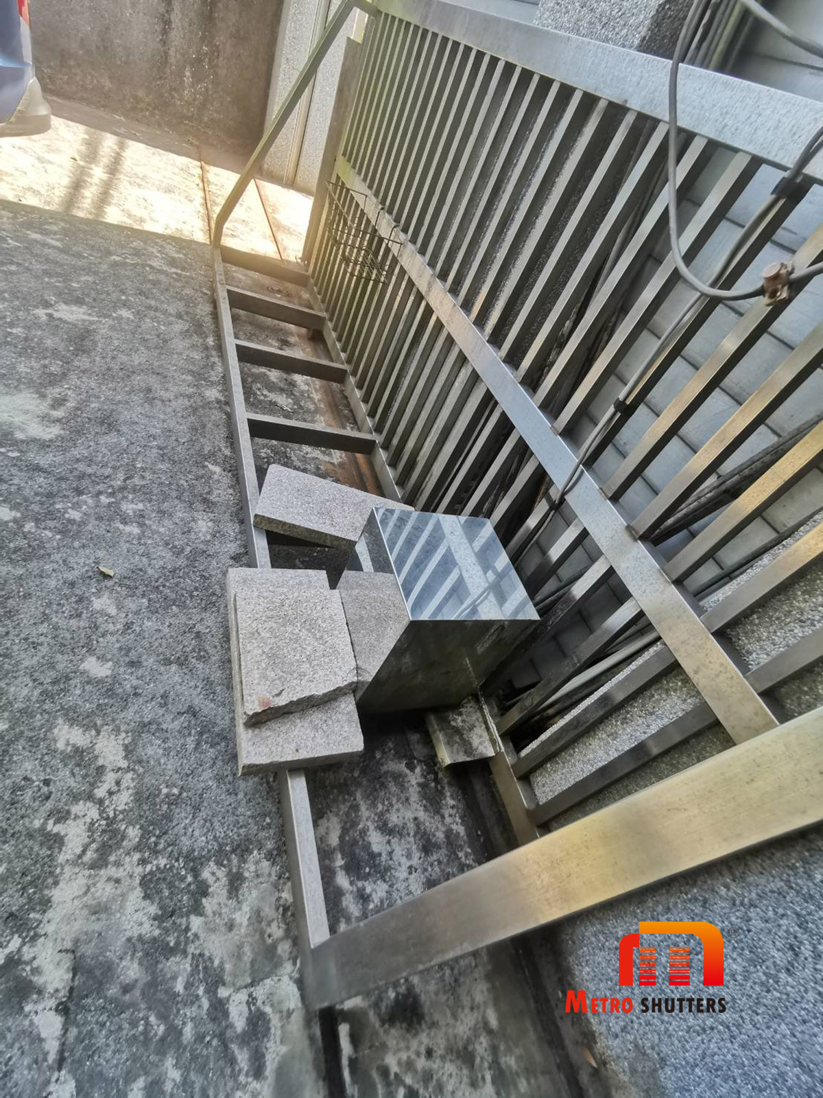圖八、汐止長江街電動圍牆大門鑄鐵輪組換新，實際照