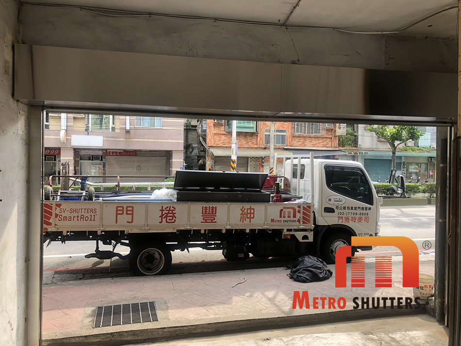 鍍鋁鋅手拉捲門案例：新北市八里龍米路客戶安裝實際成品介紹。照片