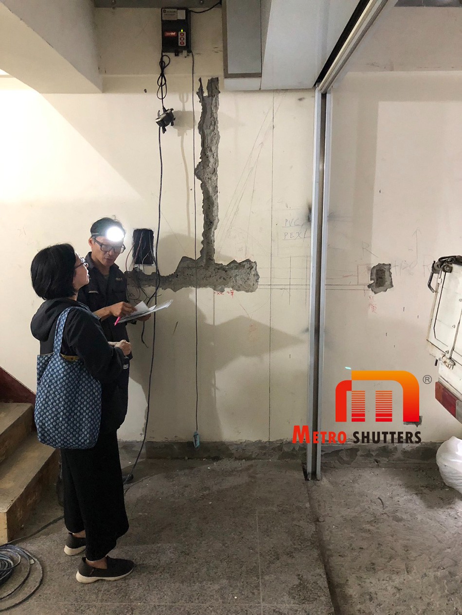 工程人員施工現場，與客戶討論施工細節，及客戶要求注意地方