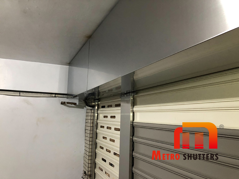 捲門軌道及箱體採用不銹鋼材質設計