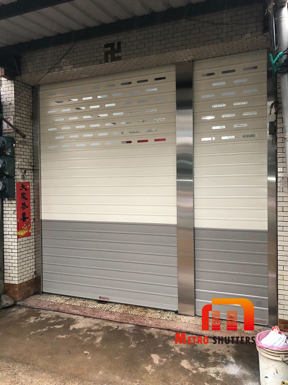 宜蘭頭城案例，產品A-120鋁合金快速捲門安裝完工實際外觀，捲門箱體及捲門軌道採用鋁合金不銹鋼材質，適合潮濕環境，左大片捲門設計為電動捲門，右小片捲門設計手動，可依需求使用