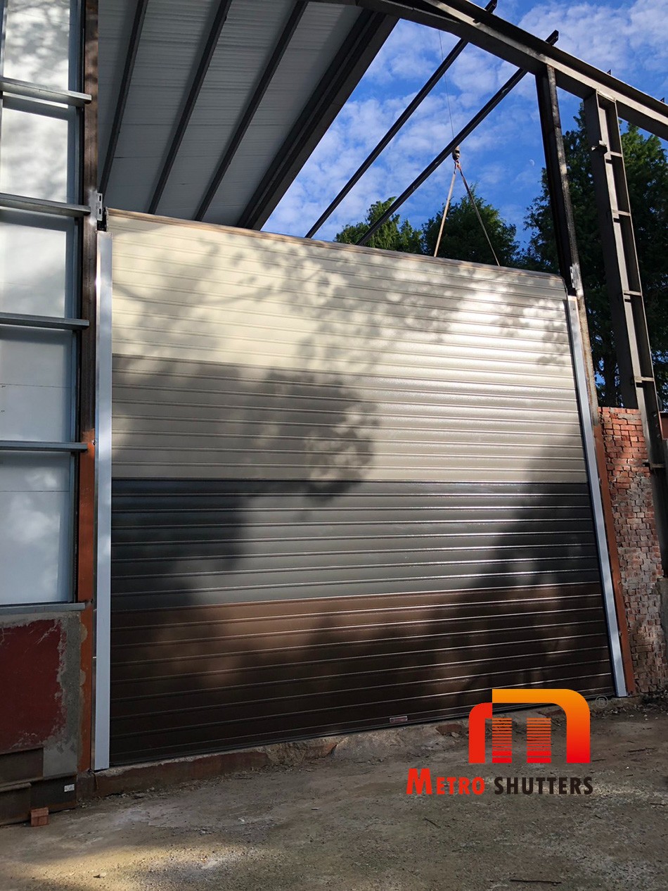 A-120鋁合金快速捲門,搭配內置式馬達外觀