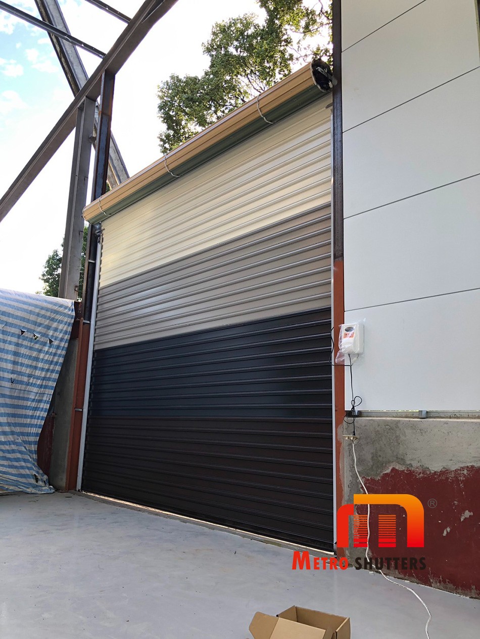 A-120鋁合金快速捲門,搭配內置式馬達完工照