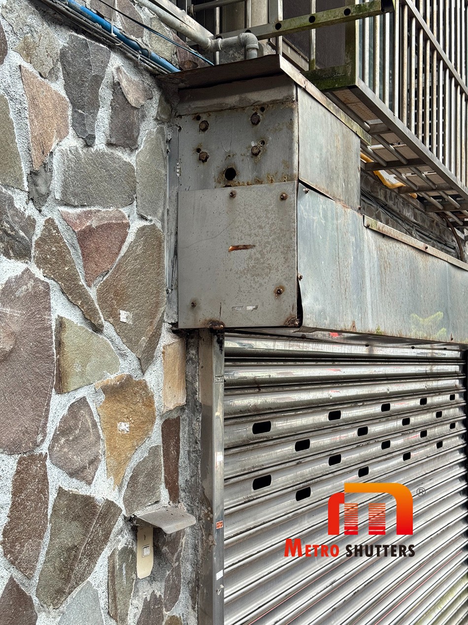 舊式鐵捲門箱體鏽蝕嚴重,啟動噪音吵雜 舊式鐵捲門箱體鏽蝕嚴重,啟動噪音吵雜