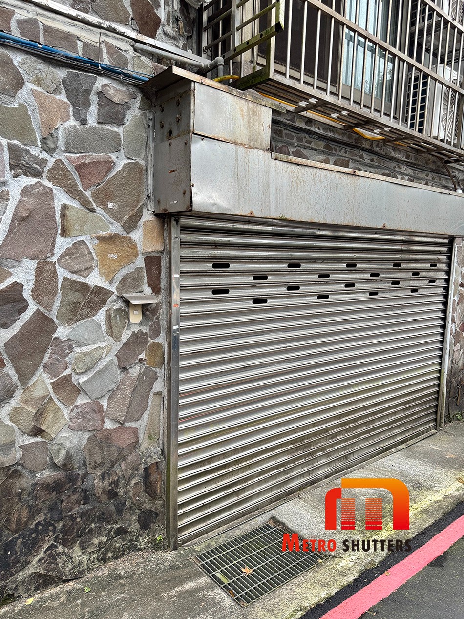 舊式鐵捲門,門片鏽蝕狀況 舊式鐵捲門,門片鏽蝕狀況