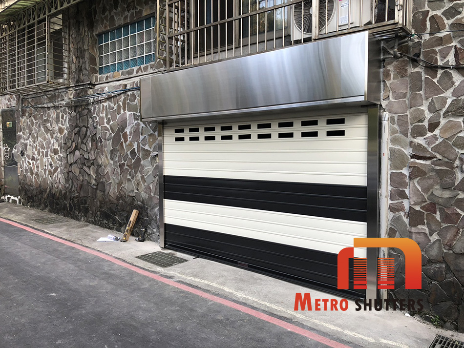 A-120 合金黑白雙色快速門片搭配不鏽鋼包板 A-120 合金黑白雙色快速門片搭配不鏽鋼包板