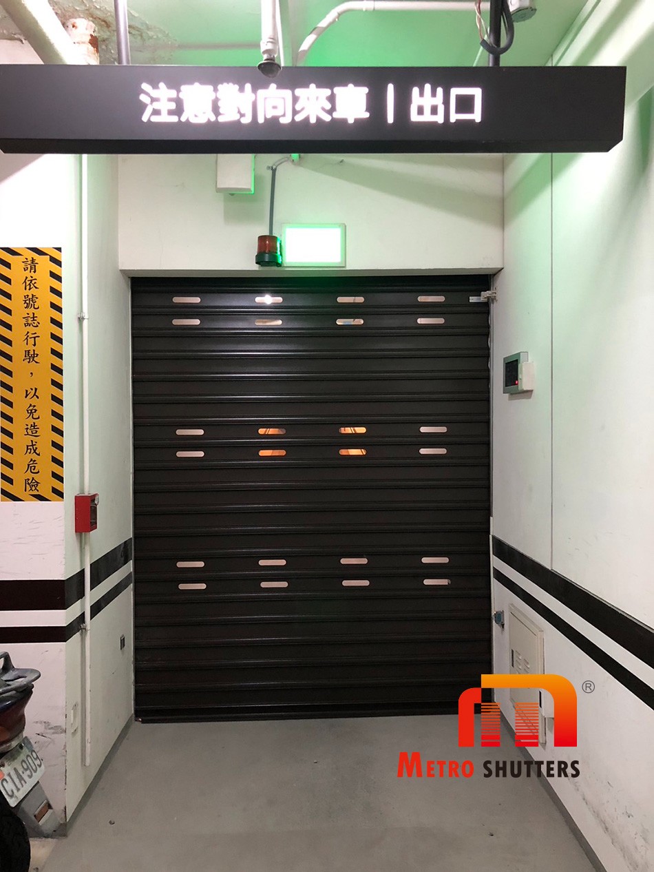 整合車道指示燈與旋轉警示燈，確保騎士出入安全