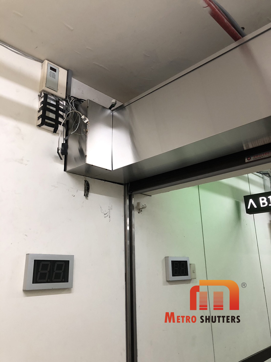 機車道入口門洞與不鏽鋼包箱精準組裝