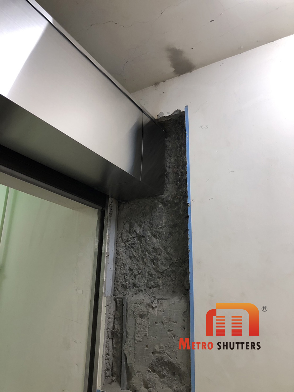 牆面鑿破與軌道結構嵌入施工細節