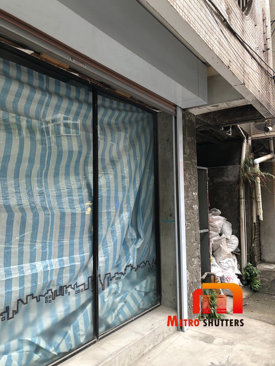 店面側面不鏽鋼包箱與軌道結構