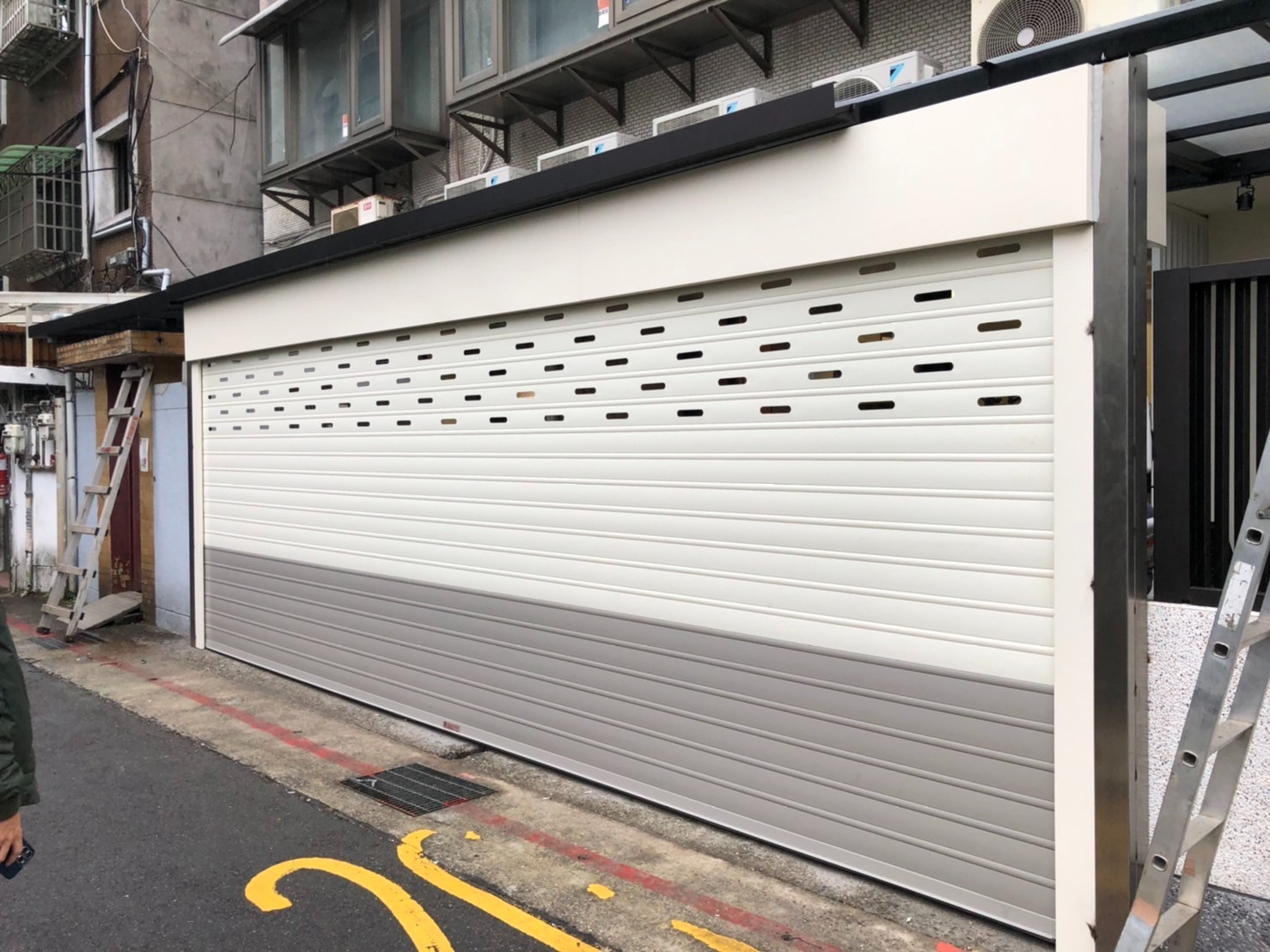 雙色客製花格透氣快速捲門與不鏽鋼包箱完工照 雙色客製花格透氣快速捲門與不鏽鋼包箱完工照
